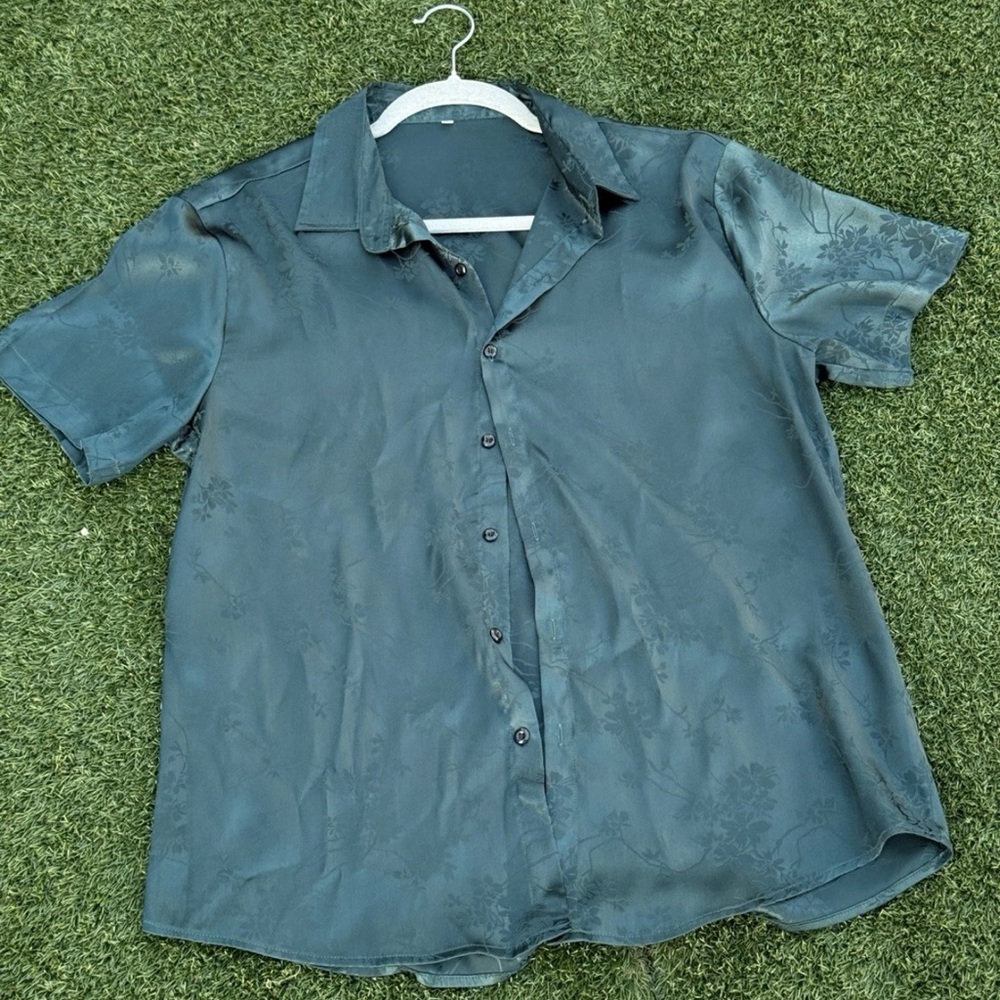 Men's Green Short Sleeve Shirt with nice style. USA size Large